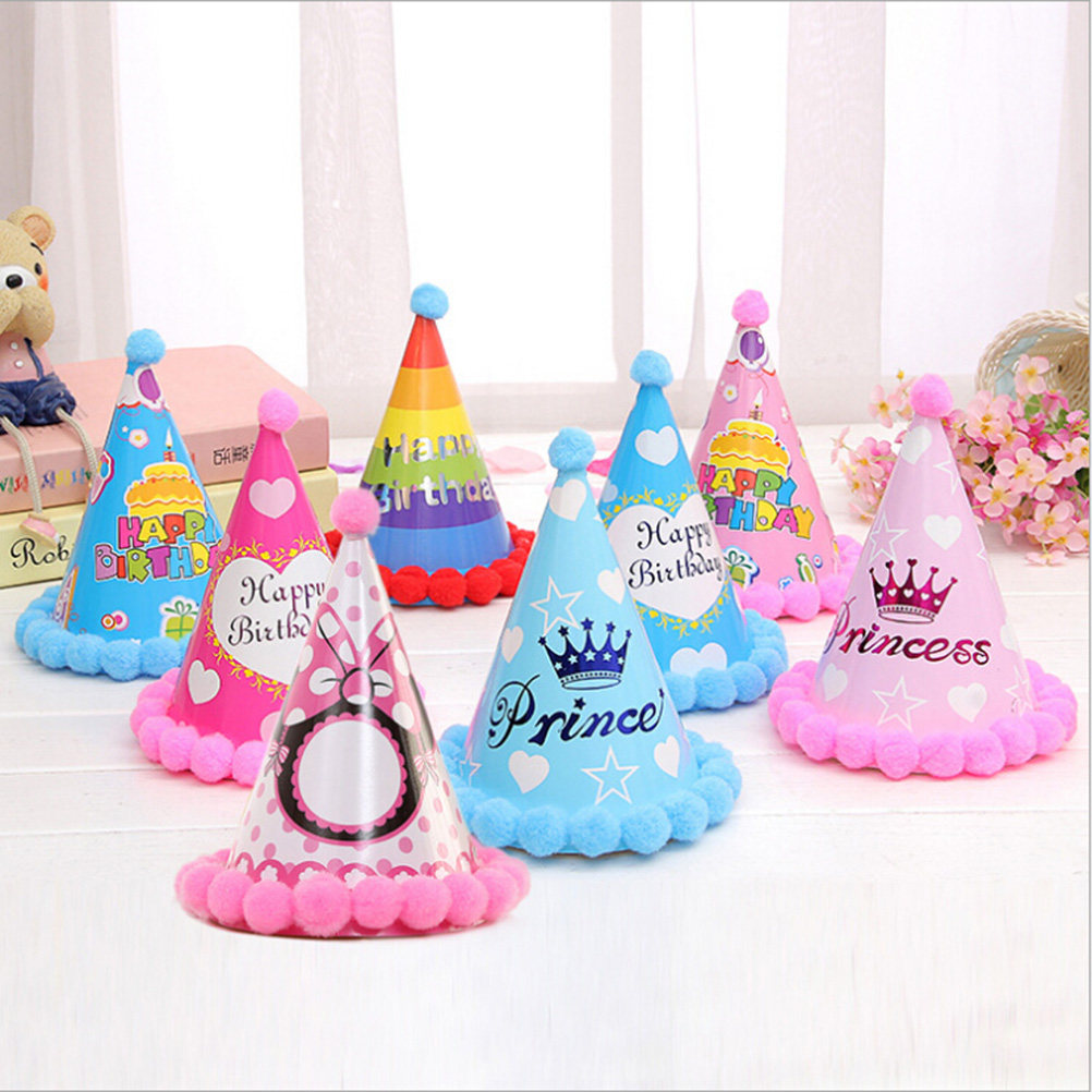 Party Hat Cone - 12個入り、ケーキをモチーフにした誕生日パーティー用帽子。水玉模様とハートのデザイン、お祝いのメッセージがプリントされた円錐形の紙製帽子。サイズはフリーサイズで、お子様にぴったり。